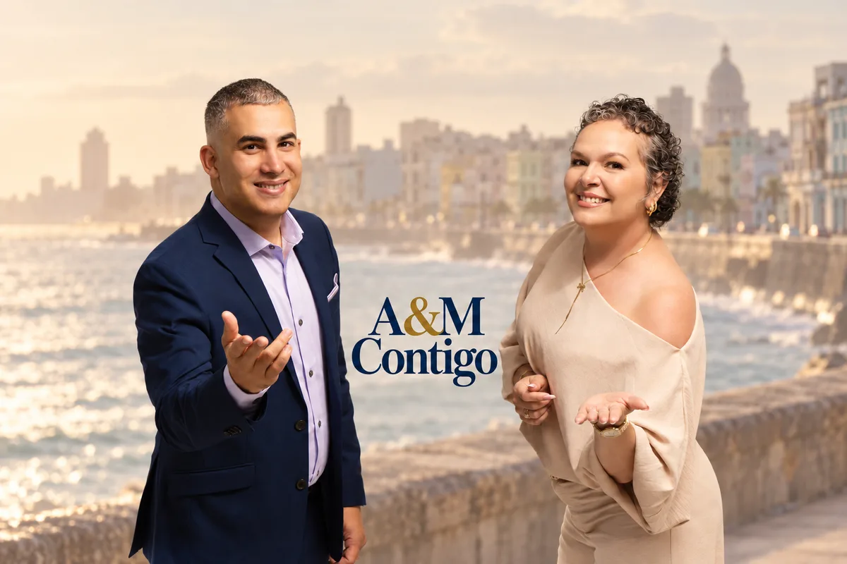 Alfredo Pedro Alonso y Yudelmis García Rifa, del equipo de A&M Contigo, con el Malecón de La Habana al fondo